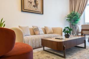 Free housekeeping visits during your stay - StayShort - Modern 1BR Gem in Marina with City Views