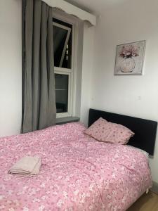 cosy double bedroom seconds away KX station