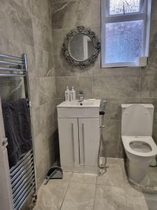 4-Bed Manchester Retreat Great for Groups