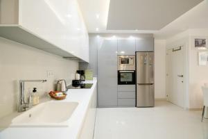 Ground floor in a residential development with a pool