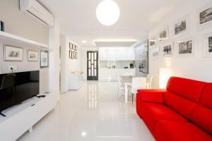 Ground floor in a residential development with a pool