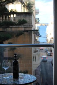 The Exchange - Designer apartment in St Pauls Bay with side sea view, 300 metres away from beach