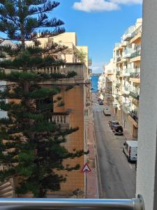 The Exchange - Designer apartment in St Pauls Bay with side sea view, 300 metres away from beach
