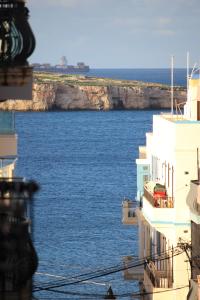 The Exchange - Designer apartment in St Pauls Bay with side sea view, 300 metres away from beach