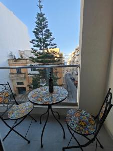 The Exchange - Designer apartment in St Pauls Bay with side sea view, 300 metres away from beach