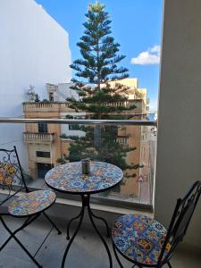 The Exchange - Designer apartment in St Pauls Bay with side sea view, 300 metres away from beach