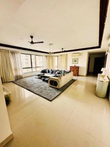 Luxury CEO Retreat - Spacious 2800 sqft Apartment