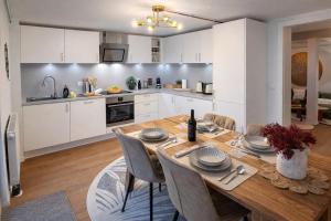 Gartenwohnung-Terrasse-3 Schlafzimmer-85ZollTV-Arcade