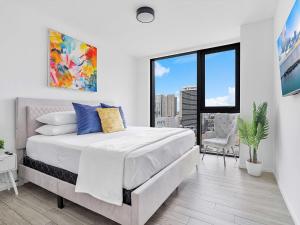 X Lounge VII - High-Rise with Rooftop Pool & Skyline Views in Downtown Miami