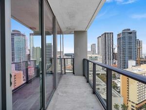 X Lounge VII - High-Rise with Rooftop Pool & Skyline Views in Downtown Miami