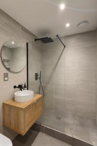 Modern, Central Windsor Retreat, Free Parking