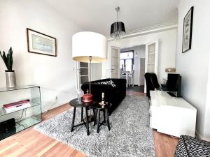 Lovely & Chic Haven in the Heart close to center for 2 with balcony