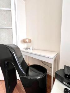 Lovely & Chic Haven in the Heart close to center for 2 with balcony