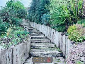 Carden Hill House - 4 Bedrooms - Sleeps 9 - Free Parking - Games Room - Ideal for Contractors, Families and Large Groups