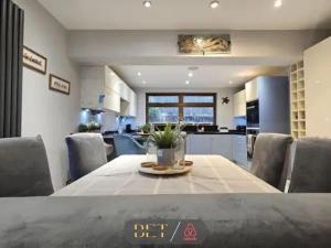 Carden Hill House - 4 Bedrooms - Sleeps 9 - Free Parking - Games Room - Ideal for Contractors, Families and Large Groups