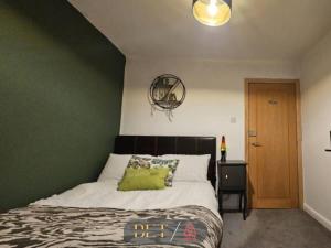 Carden Hill House - 4 Bedrooms - Sleeps 9 - Free Parking - Games Room - Ideal for Contractors, Families and Large Groups