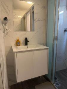 Convenient Single Stay in Heart of Cabramatta - Shared Bathroom and Kitchen