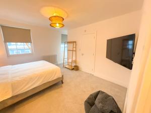 Stunning New 3-bedroom 3-bathroom Fully Furnished Duplex near Camden Town and Emirates Stadium