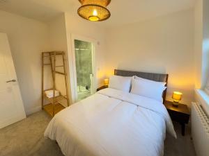 Stunning New 3-bedroom 3-bathroom Fully Furnished Duplex near Camden Town and Emirates Stadium