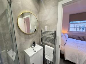 Stunning New 3-bedroom 3-bathroom Fully Furnished Duplex near Camden Town and Emirates Stadium