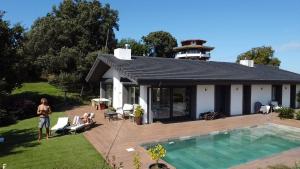 Villa in Getxo with pool, garden, 10 min to the beach & 5 to metro