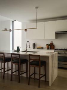 Westmont by Rove Travel Timeless Midtown 3BR Apt