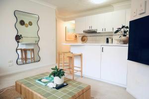 Seaside Getaway Large Private Courtyard - Parking