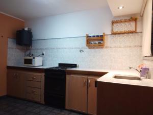 Casa con extenso parque en barrio Las Dalias