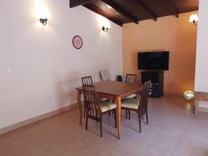 Casa con extenso parque en barrio Las Dalias