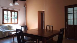 Casa con extenso parque en barrio Las Dalias