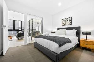 Kira - Stylish City-Edge Apartment with Parking