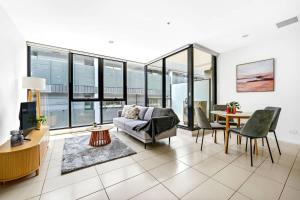Kira - Stylish City-Edge Apartment with Parking
