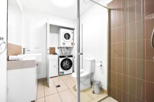 Kira - Stylish City-Edge Apartment with Parking