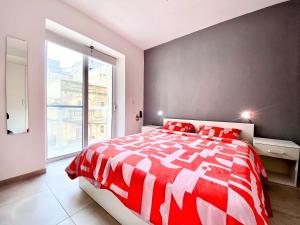 Central Private En-Suite with Balcony in shared residence