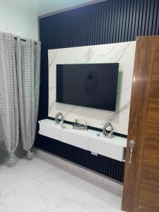 Comfort and Style Minutes from the Beach and Downtown