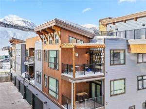 4th Street Alpine Loft - New - Central Ski Hub - King Bed, Hot Tub, Great Location
