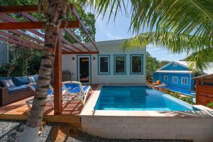 Villa Casa Familia with private pool - 5 min walk to West Bay beach