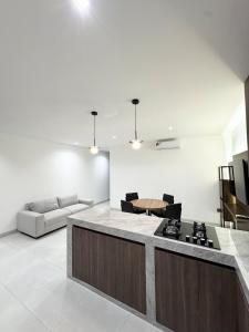 Modern Family Apartment near to the Airport