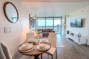 Skyline Serenity City Views, Pool, Hot Tub & Gym