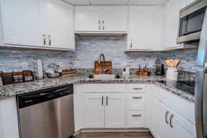 Skyline Serenity City Views, Pool, Hot Tub & Gym