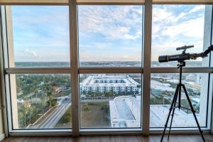 Skyline Serenity City Views, Pool, Hot Tub & Gym