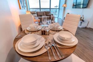 Skyline Serenity City Views, Pool, Hot Tub & Gym