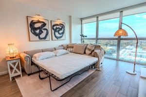 Skyline Serenity City Views, Pool, Hot Tub & Gym