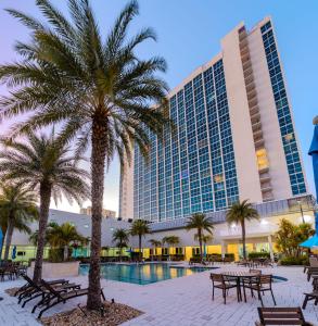 Skyline Serenity City Views, Pool, Hot Tub & Gym