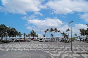 Prédio em frente a praia de Copa, 2 e 3 Quartos, pé na areia. Entrar, Relaxar e Desfrutar!
