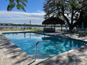 2BR Renovated Siesta Key Condo, beach and pool access