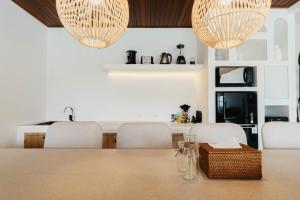 Jazmo - 4BR Villa with Pool Side Bar in Kerobokan