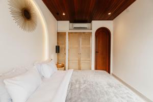 Jazmo - 4BR Villa with Pool Side Bar in Kerobokan