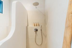 Jazmo - 4BR Villa with Pool Side Bar in Kerobokan