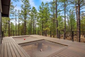 Stylish Lodge Fire Pit Hot Tub & Forest Views